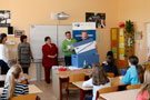 Eine Experimentierkiste der Industrie- und Handelskammer übergab Randolf Kluge vom IHK-RegionalCenter Teltow-Fläming an die Zülichendorfer Schule.